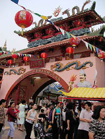 大勢の人でにぎわう、飾り付けられたカンプン・チナの入口の門