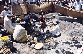 爆弾が空けた穴は供物で埋められ、自身もバリ出身のイ・グデ・アルディカ文化観光相（右から４番目）が、黒いニワトリを捧げた