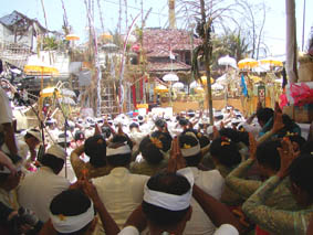 事件の犠牲者の霊を慰め、失われつつあった調和と平和を取り戻すため、バリの人々は祈りを捧げた