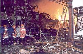 爆弾で破壊され炎上するクタの繁華街（10月12日）