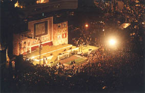 ジャカルタ特別州が設置した大型ステージ