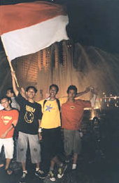 インドネシア国旗を掲げる若者たち